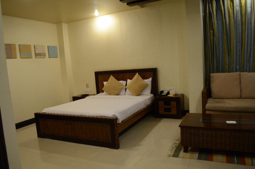 Hotel The Elite Suites Pune Oda fotoğraf